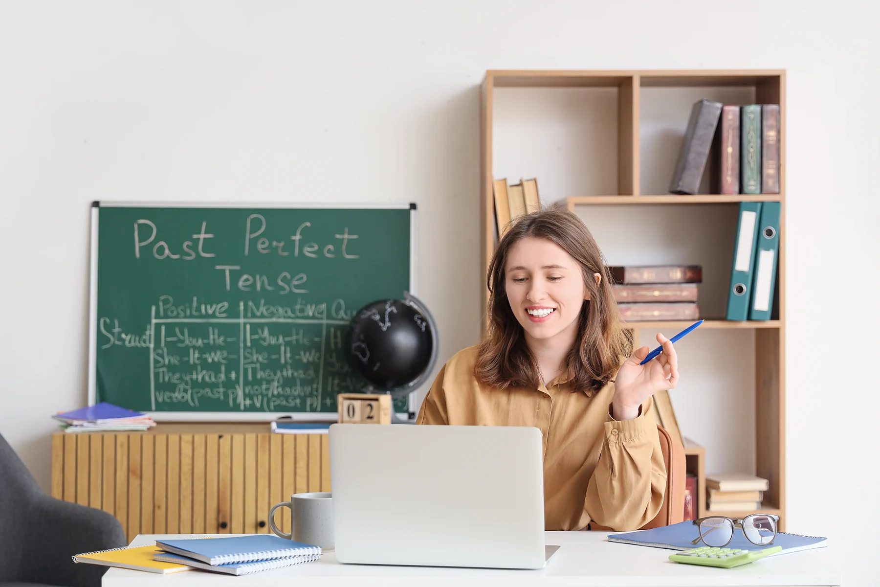 Online-Schreibcoaching mit Laptop in einer ruhigen Lernumgebung.